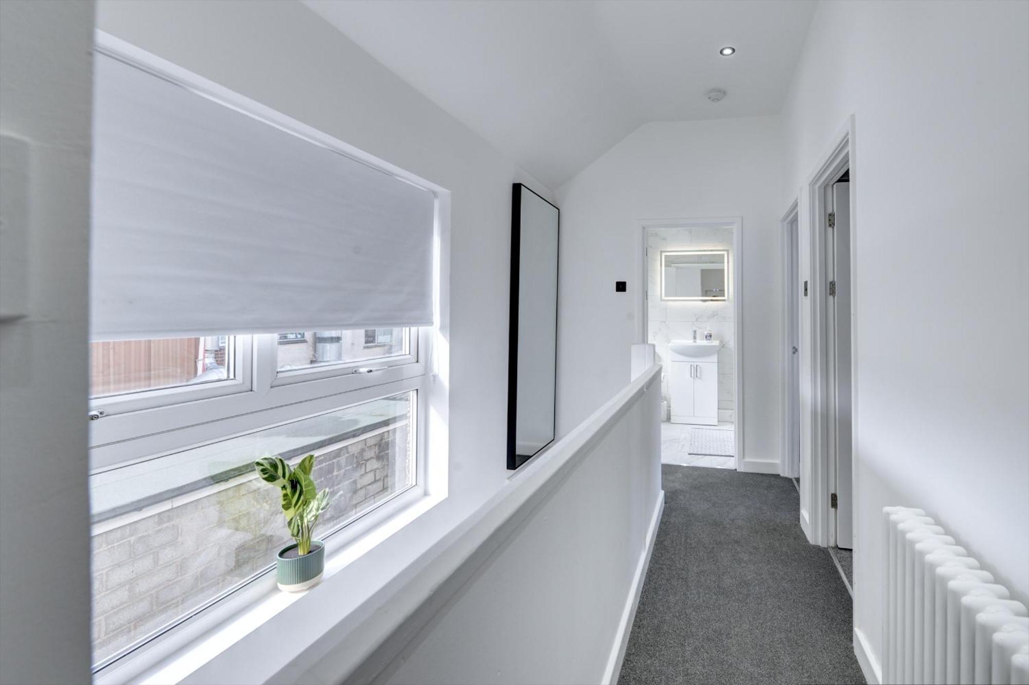 4 Bedrooms Homely House With Garden- Sleeps 9 Comfortably With 6 Comfortable Beds, Free Street Parking, Business Travellers, Contractors, & Holiday-Goers, Coventry, Near All Major Transport Links In Coventry And Motorway Exterior photo