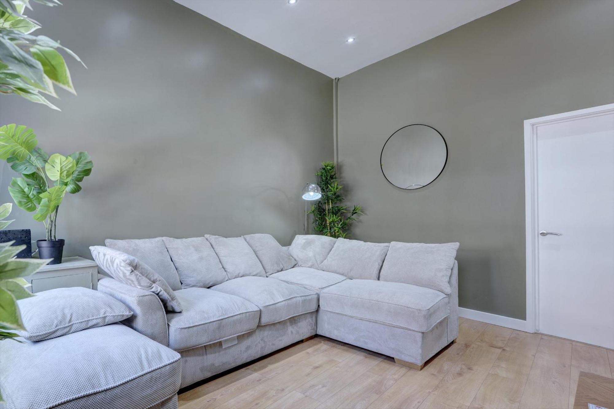 4 Bedrooms Homely House With Garden- Sleeps 9 Comfortably With 6 Comfortable Beds, Free Street Parking, Business Travellers, Contractors, & Holiday-Goers, Coventry, Near All Major Transport Links In Coventry And Motorway Exterior photo