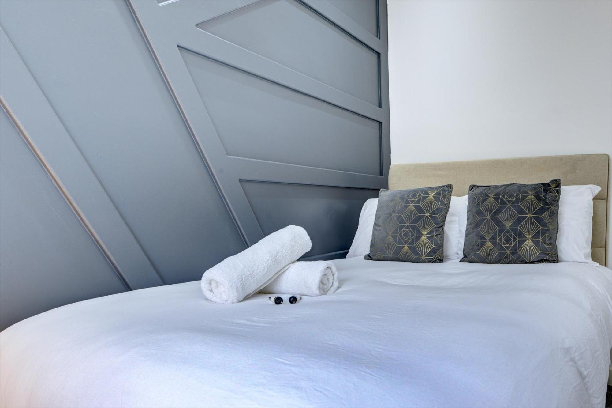 4 Bedrooms Homely House With Garden- Sleeps 9 Comfortably With 6 Comfortable Beds, Free Street Parking, Business Travellers, Contractors, & Holiday-Goers, Coventry, Near All Major Transport Links In Coventry And Motorway Exterior photo
