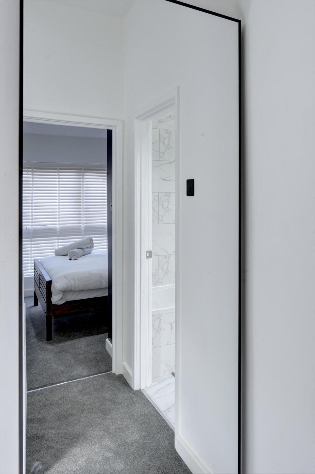 4 Bedrooms Homely House With Garden- Sleeps 9 Comfortably With 6 Comfortable Beds, Free Street Parking, Business Travellers, Contractors, & Holiday-Goers, Coventry, Near All Major Transport Links In Coventry And Motorway Exterior photo