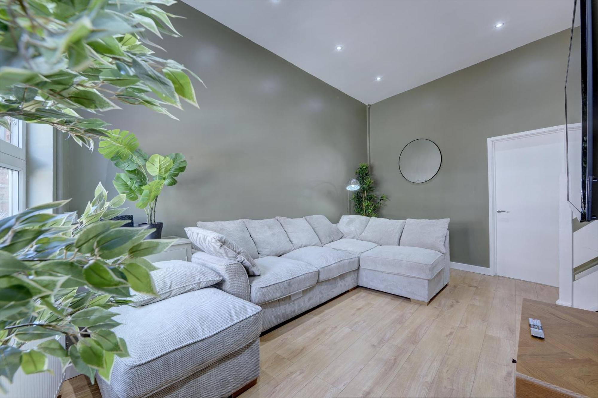 4 Bedrooms Homely House With Garden- Sleeps 9 Comfortably With 6 Comfortable Beds, Free Street Parking, Business Travellers, Contractors, & Holiday-Goers, Coventry, Near All Major Transport Links In Coventry And Motorway Exterior photo