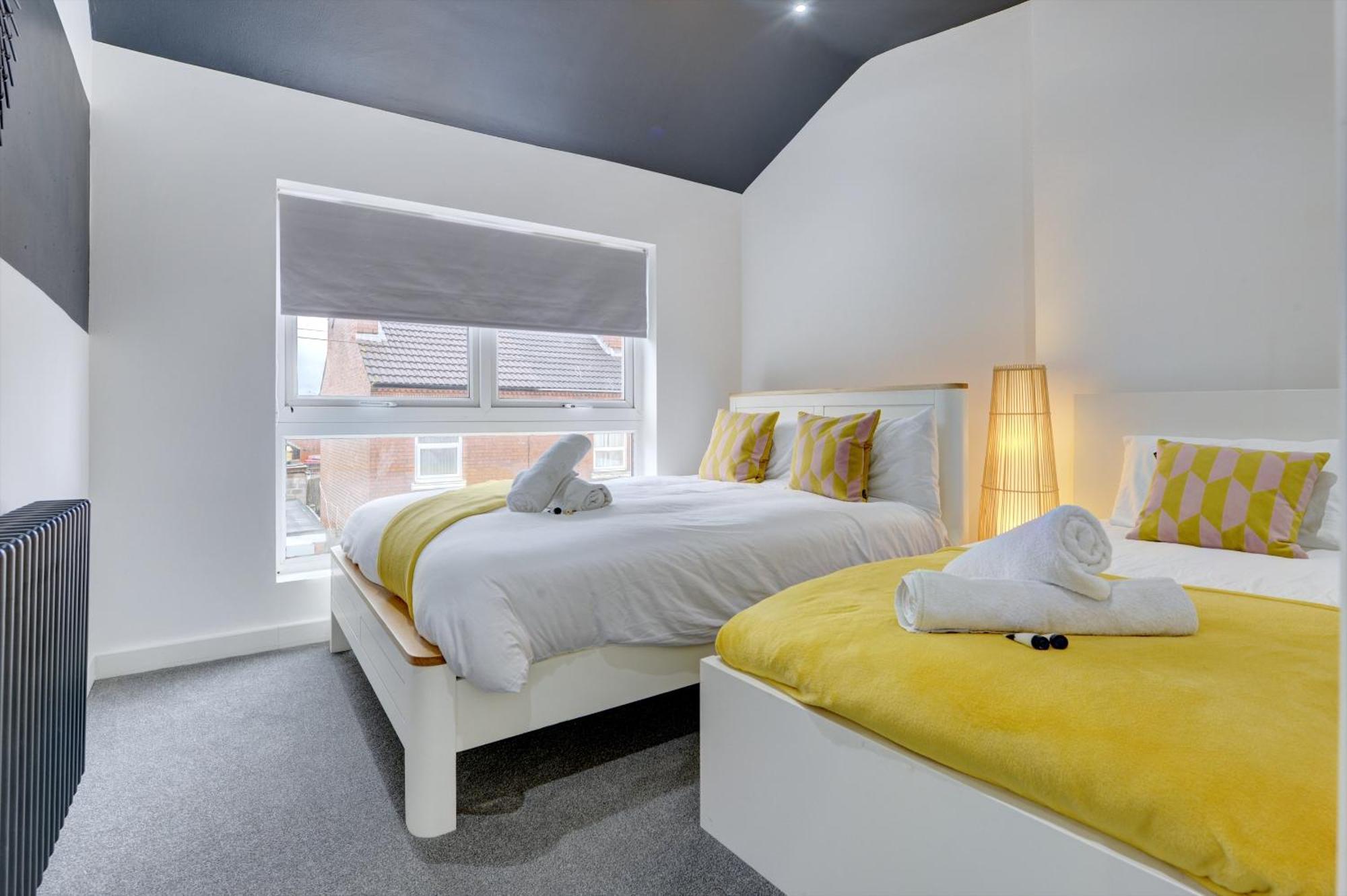 4 Bedrooms Homely House With Garden- Sleeps 9 Comfortably With 6 Comfortable Beds, Free Street Parking, Business Travellers, Contractors, & Holiday-Goers, Coventry, Near All Major Transport Links In Coventry And Motorway Exterior photo