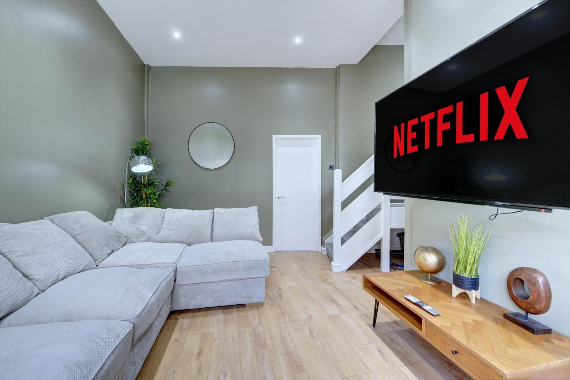 4 Bedrooms Homely House With Garden- Sleeps 9 Comfortably With 6 Comfortable Beds, Free Street Parking, Business Travellers, Contractors, & Holiday-Goers, Coventry, Near All Major Transport Links In Coventry And Motorway Exterior photo