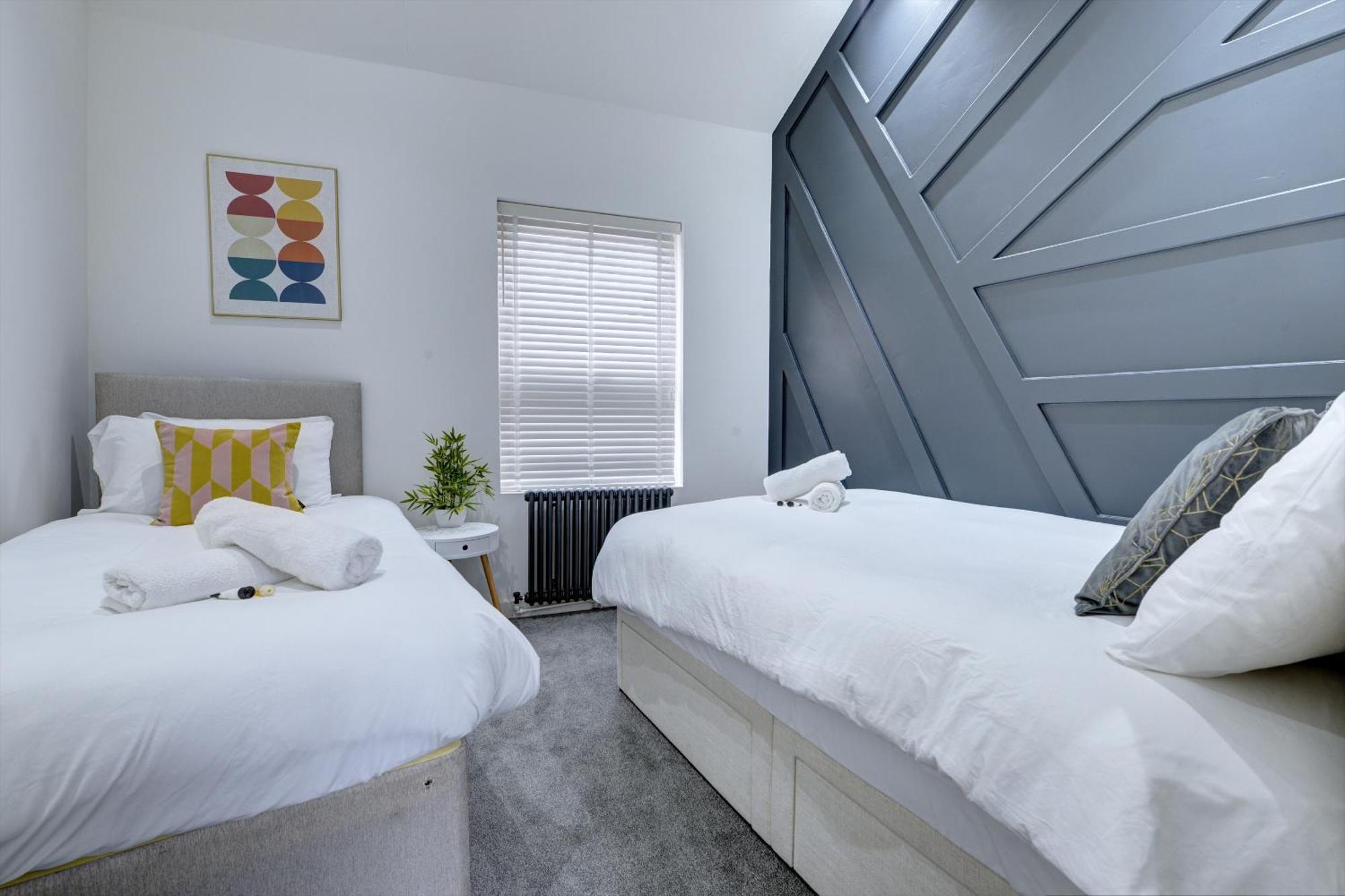 4 Bedrooms Homely House With Garden- Sleeps 9 Comfortably With 6 Comfortable Beds, Free Street Parking, Business Travellers, Contractors, & Holiday-Goers, Coventry, Near All Major Transport Links In Coventry And Motorway Exterior photo