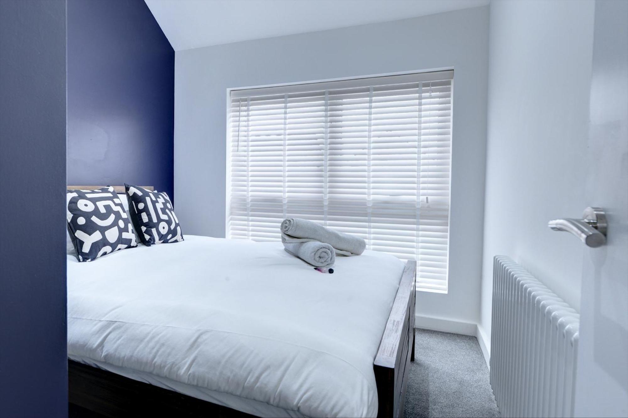 4 Bedrooms Homely House With Garden- Sleeps 9 Comfortably With 6 Comfortable Beds, Free Street Parking, Business Travellers, Contractors, & Holiday-Goers, Coventry, Near All Major Transport Links In Coventry And Motorway Exterior photo