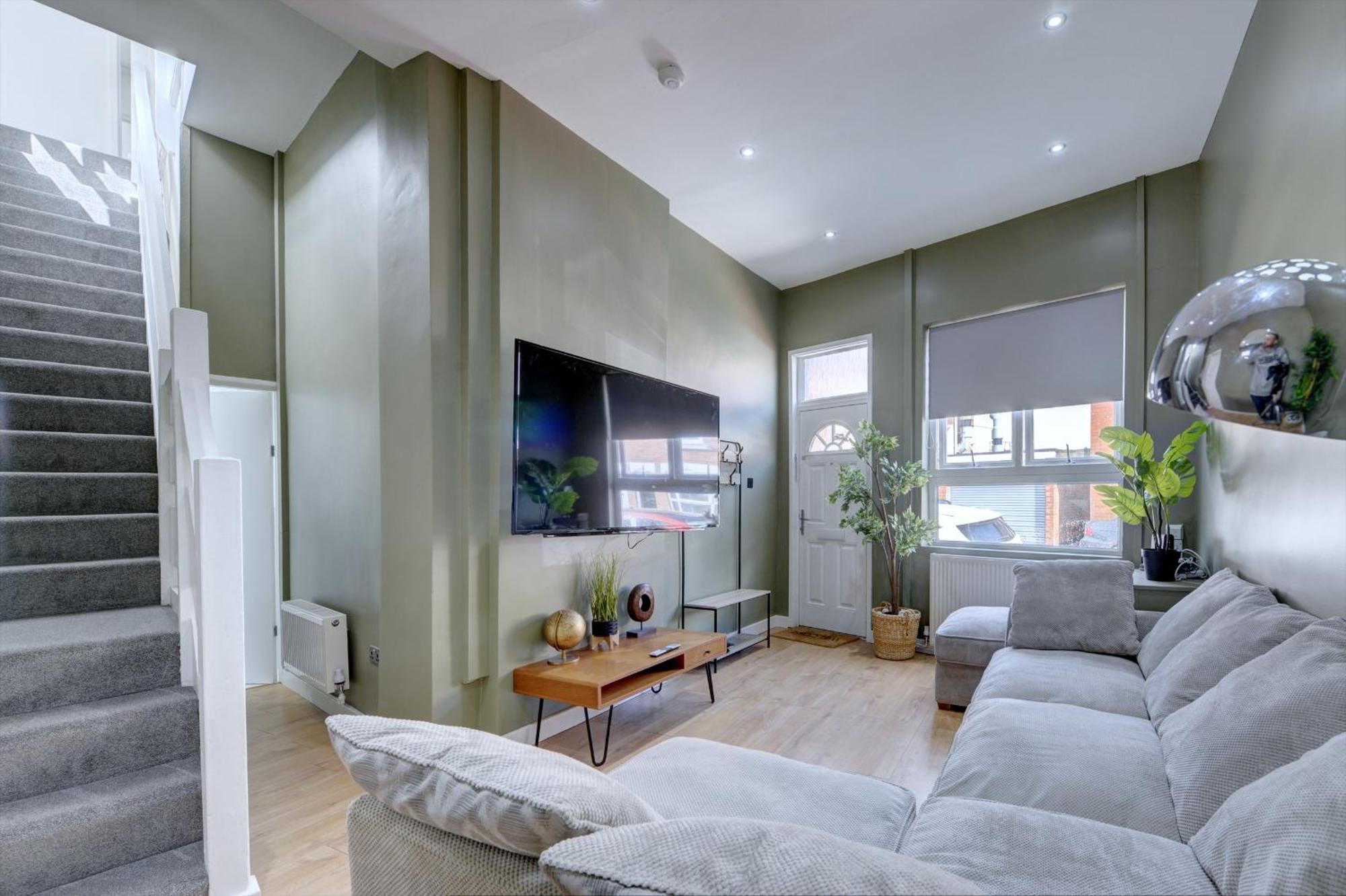 4 Bedrooms Homely House With Garden- Sleeps 9 Comfortably With 6 Comfortable Beds, Free Street Parking, Business Travellers, Contractors, & Holiday-Goers, Coventry, Near All Major Transport Links In Coventry And Motorway Exterior photo