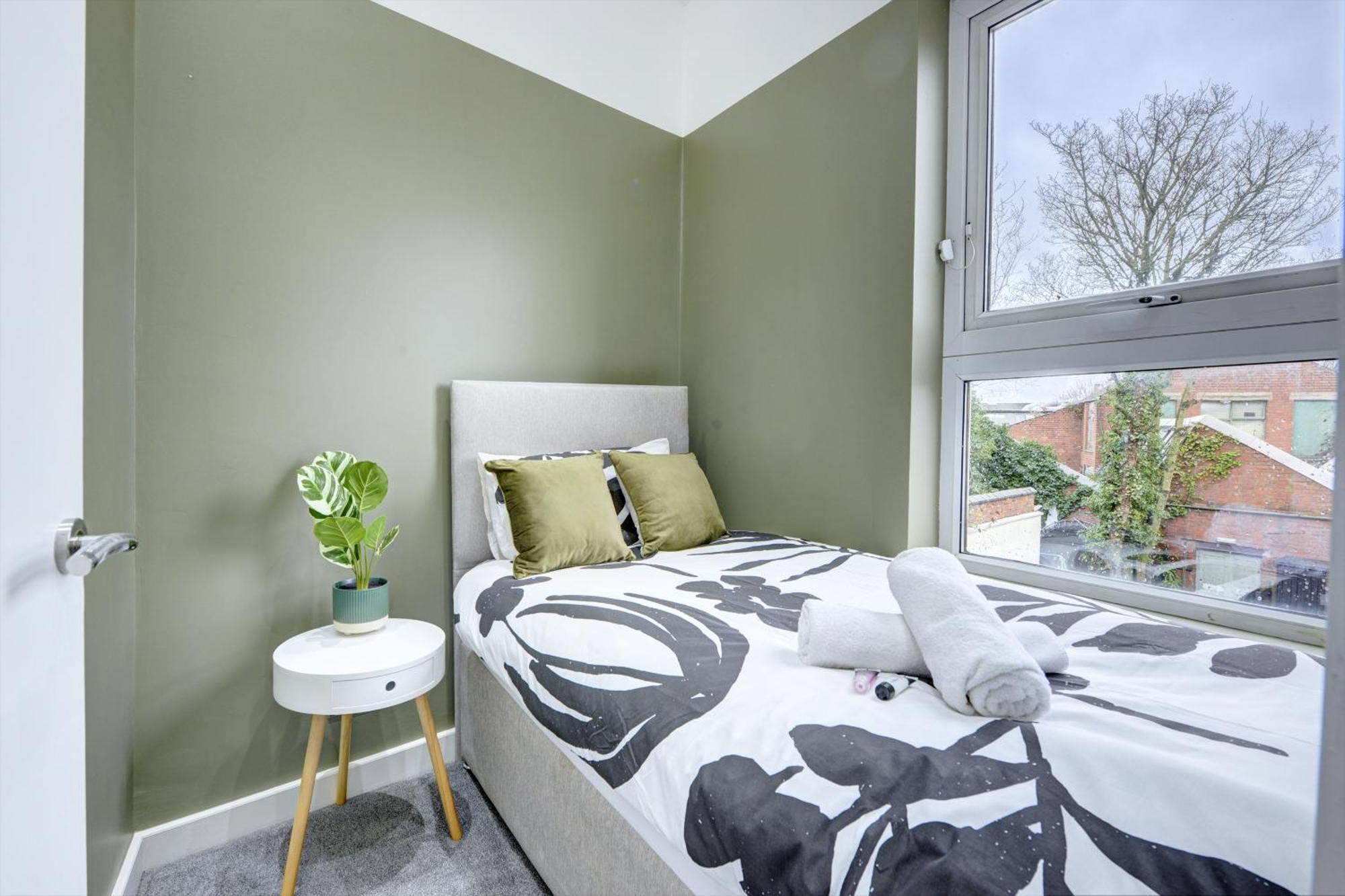 4 Bedrooms Homely House With Garden- Sleeps 9 Comfortably With 6 Comfortable Beds, Free Street Parking, Business Travellers, Contractors, & Holiday-Goers, Coventry, Near All Major Transport Links In Coventry And Motorway Exterior photo