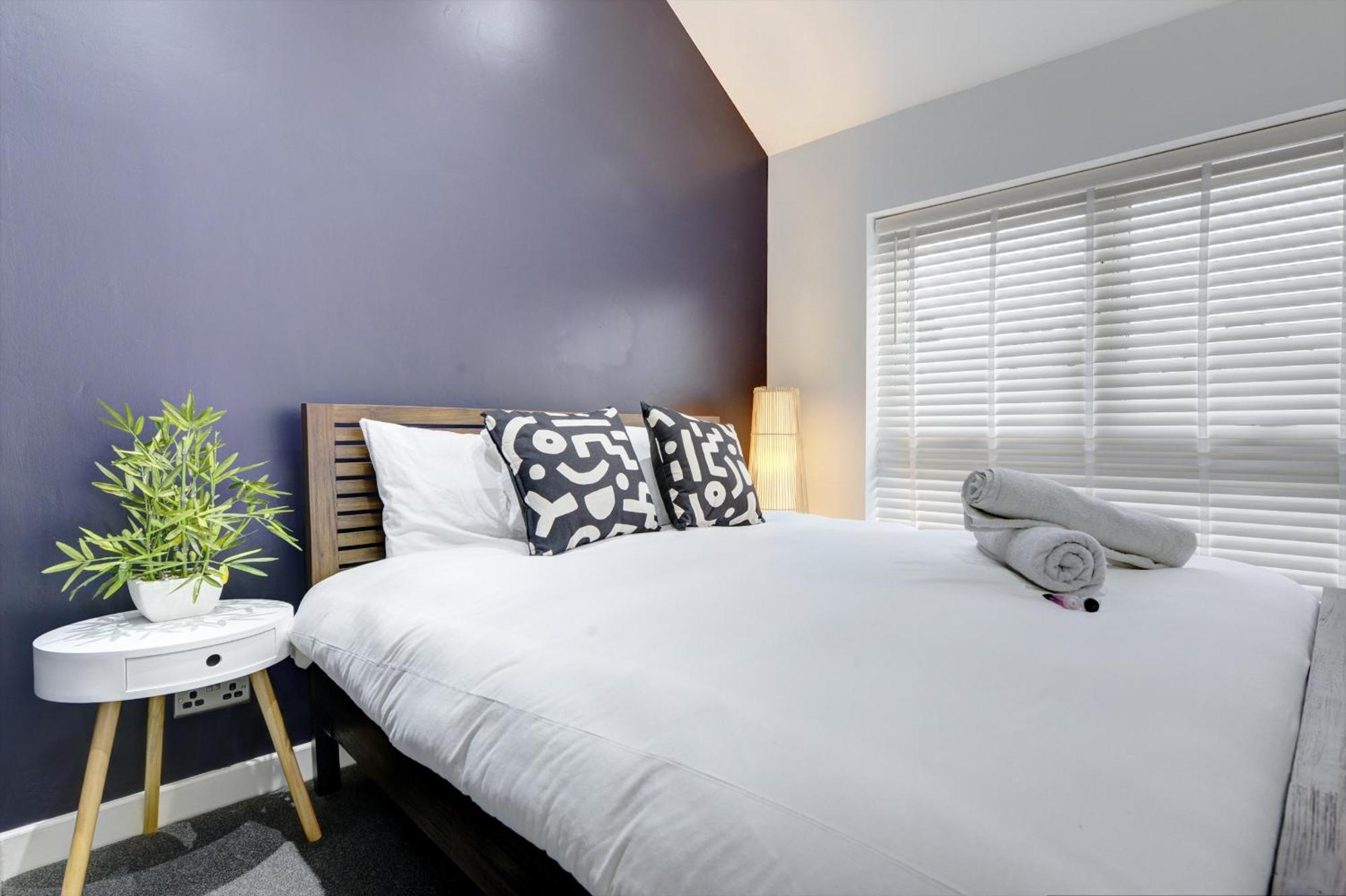 4 Bedrooms Homely House With Garden- Sleeps 9 Comfortably With 6 Comfortable Beds, Free Street Parking, Business Travellers, Contractors, & Holiday-Goers, Coventry, Near All Major Transport Links In Coventry And Motorway Exterior photo