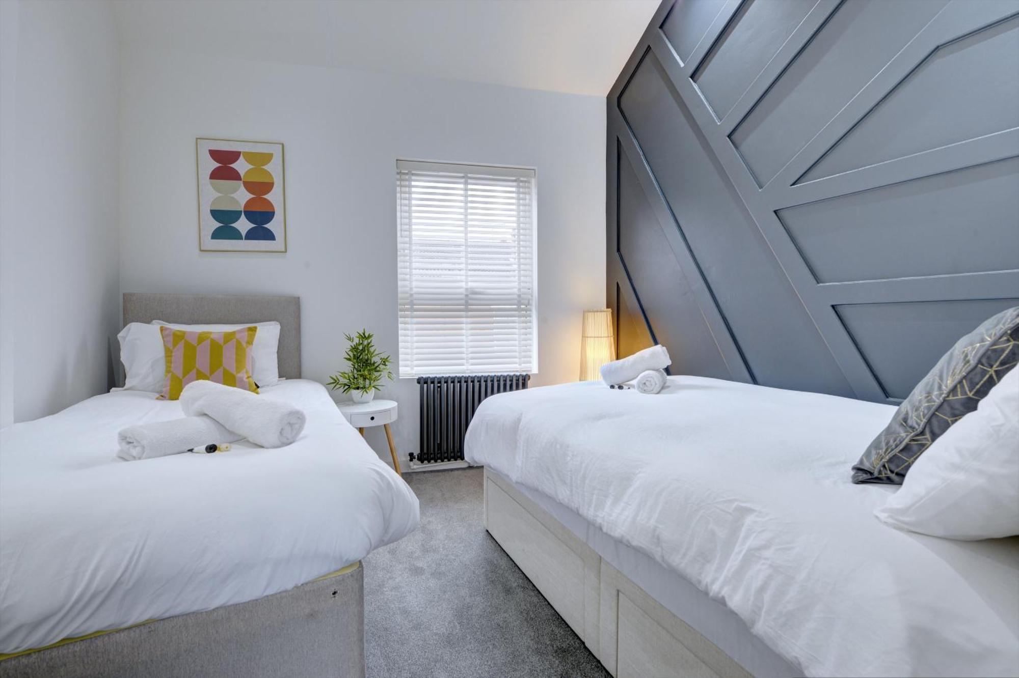 4 Bedrooms Homely House With Garden- Sleeps 9 Comfortably With 6 Comfortable Beds, Free Street Parking, Business Travellers, Contractors, & Holiday-Goers, Coventry, Near All Major Transport Links In Coventry And Motorway Exterior photo