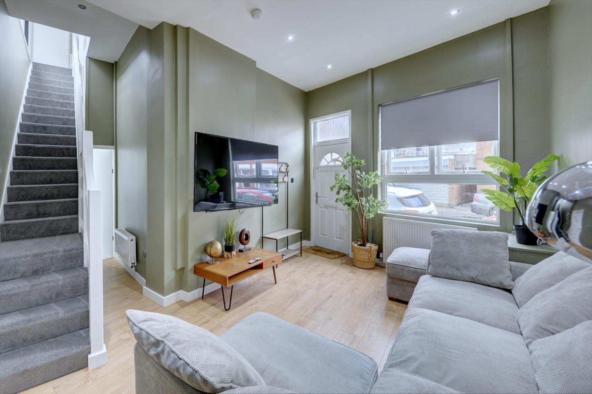 4 Bedrooms Homely House With Garden- Sleeps 9 Comfortably With 6 Comfortable Beds, Free Street Parking, Business Travellers, Contractors, & Holiday-Goers, Coventry, Near All Major Transport Links In Coventry And Motorway Exterior photo