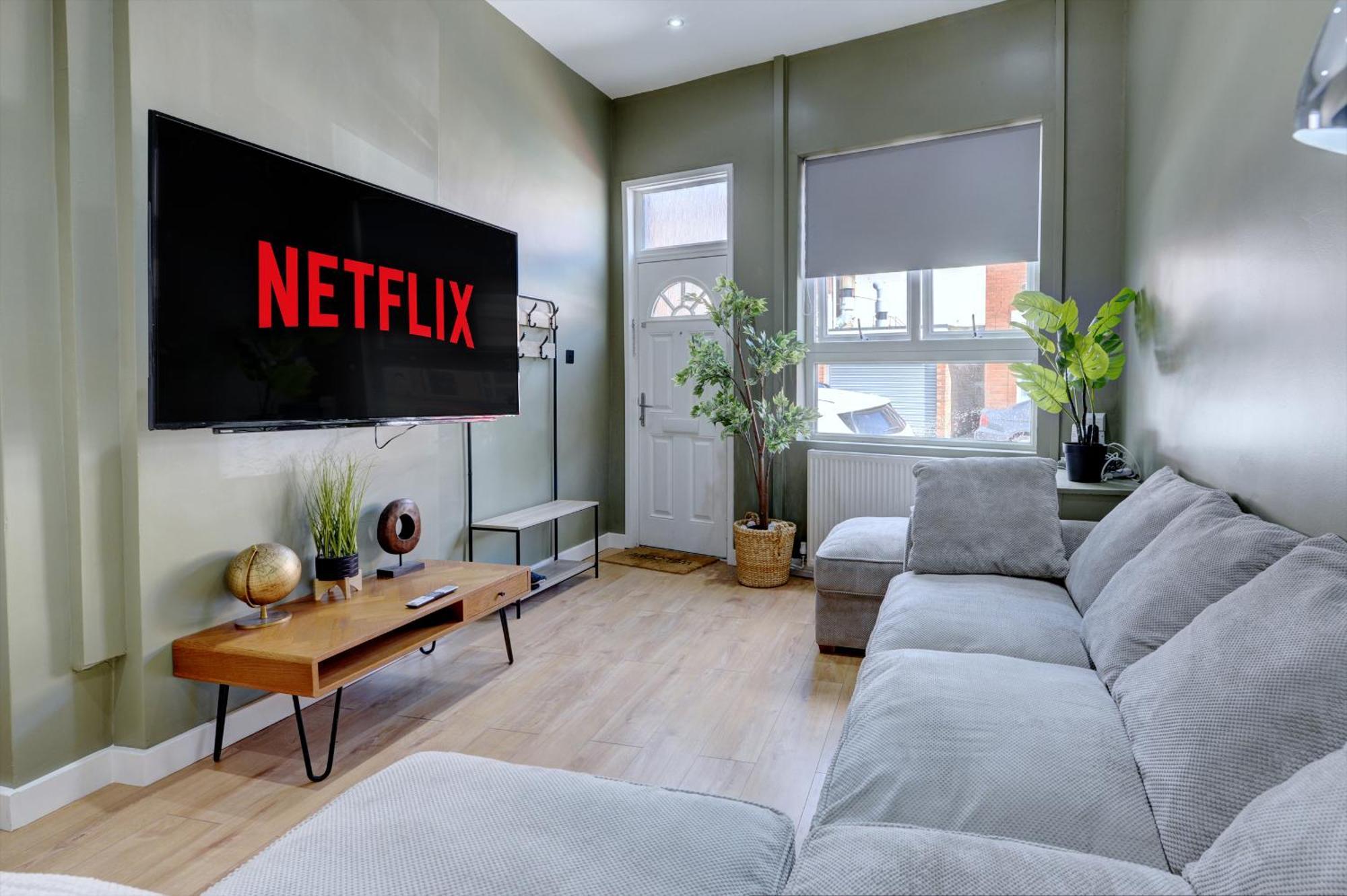 4 Bedrooms Homely House With Garden- Sleeps 9 Comfortably With 6 Comfortable Beds, Free Street Parking, Business Travellers, Contractors, & Holiday-Goers, Coventry, Near All Major Transport Links In Coventry And Motorway Exterior photo